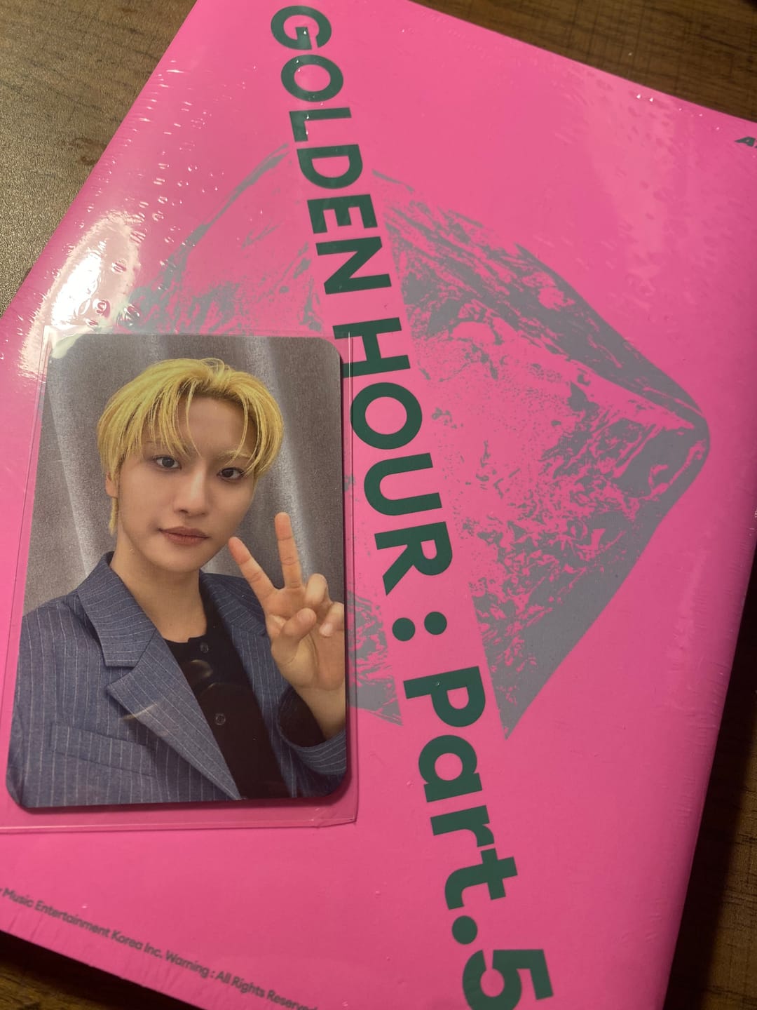 Customer photo review of [Fansign session.1] ATEEZ - 14TH MINI ALBUM - [GOLDEN HOUR : Part.5] (A/ DIARY/ Z Ver.)