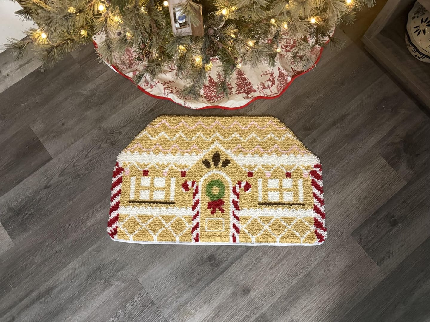 Customer photo review of GINGERBREAD HOUSE - Christmas XL Rug Kit