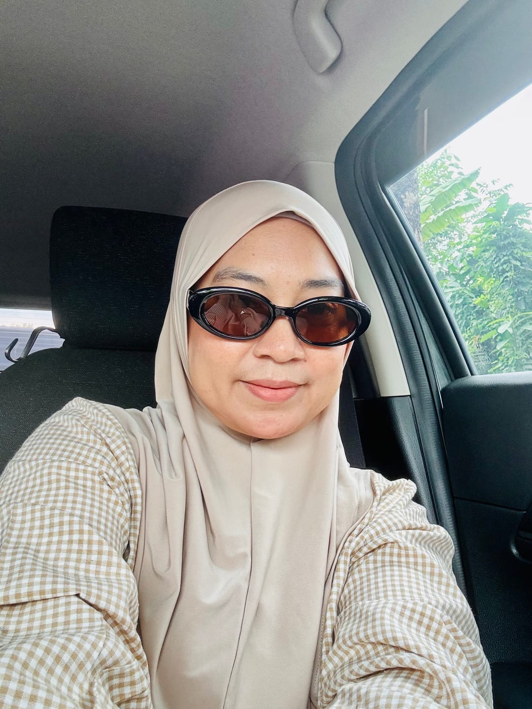 Customer photo review of Juno Oval Framed Sunglasses