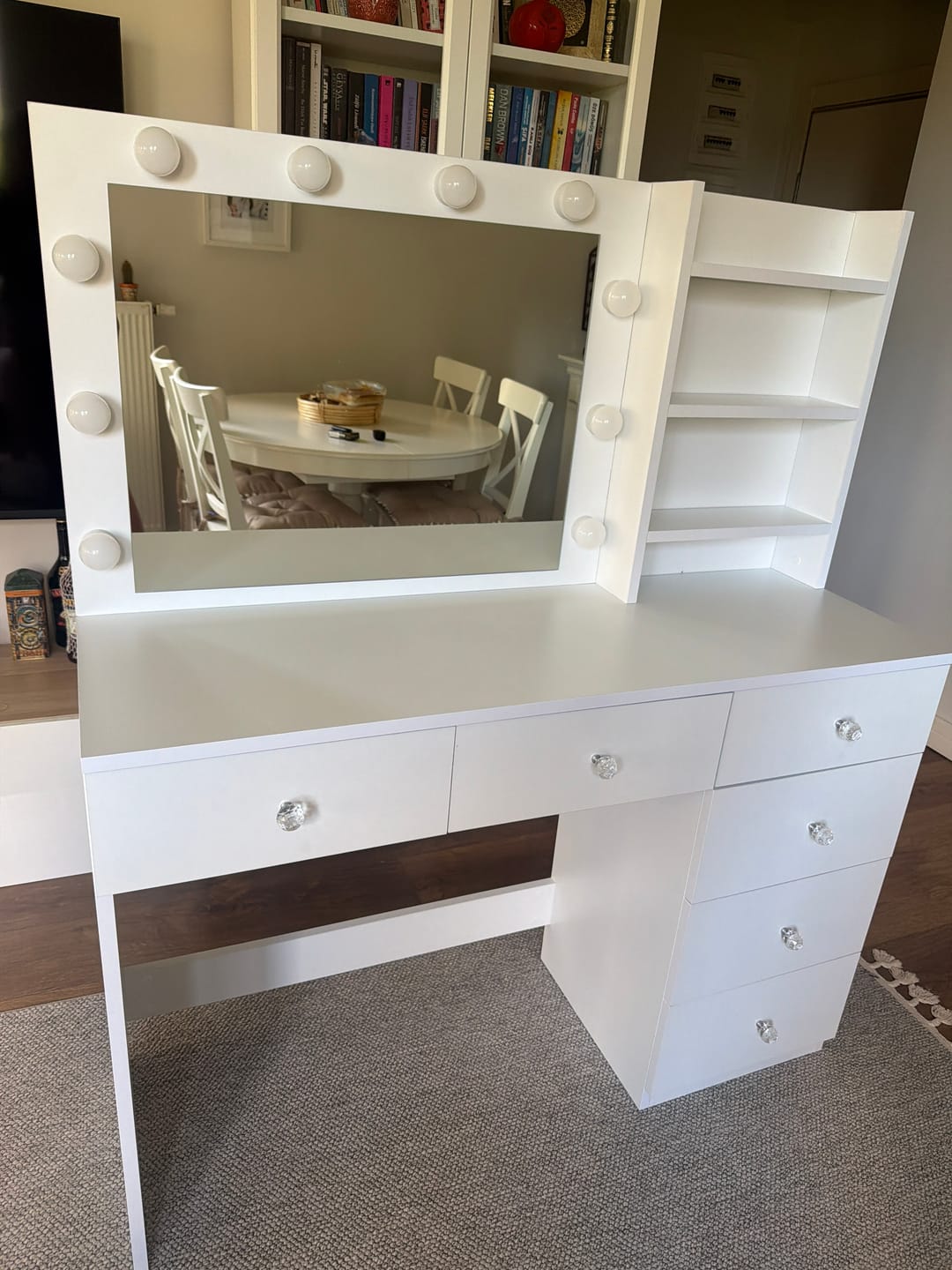 Customer photo review of Rani BJ127 Hollywood Işıklı Aynalı Kulis Makyaj Masası 6 Çekmeceli Takı Düzenleyici Beyaz