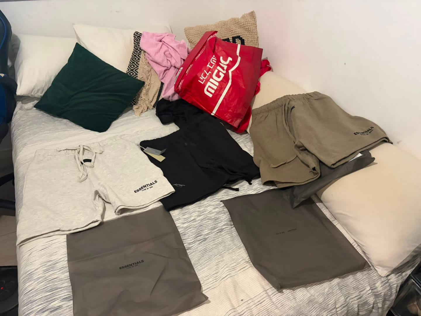Customer photo review of ESSENTIALS | מכנס קצר אפור