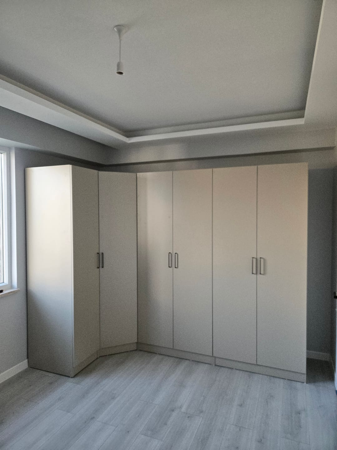 Customer photo review of Rani BA239 Köşe Modül Gardırop Tek Kapaklı 6 Raflı Askılı Elbise Dolabı Kumtaşı