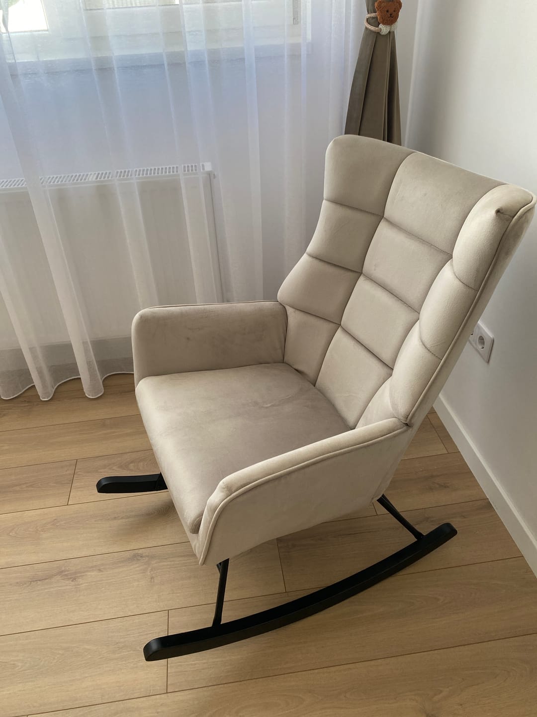 Customer photo review of Scaun balansoar tapitat BAZALTO, bej/negru, stofa catifelata, 70x90x92 cm