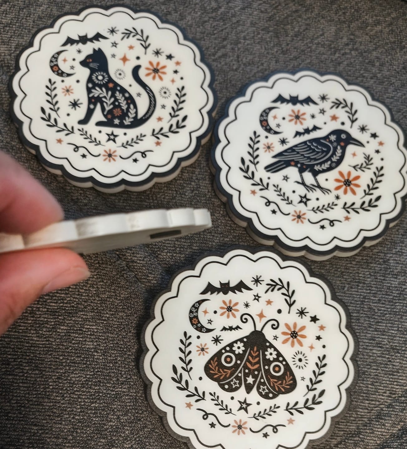 Customer photo review of Summerween Untersetzer-Set – Folk-Art-Look (Hexe, Katze, Rabe, Motte)