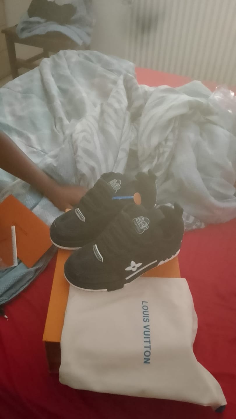 Customer photo review of LOUIS VUITTON SKATE SNEAKER NOIR ET BLANC