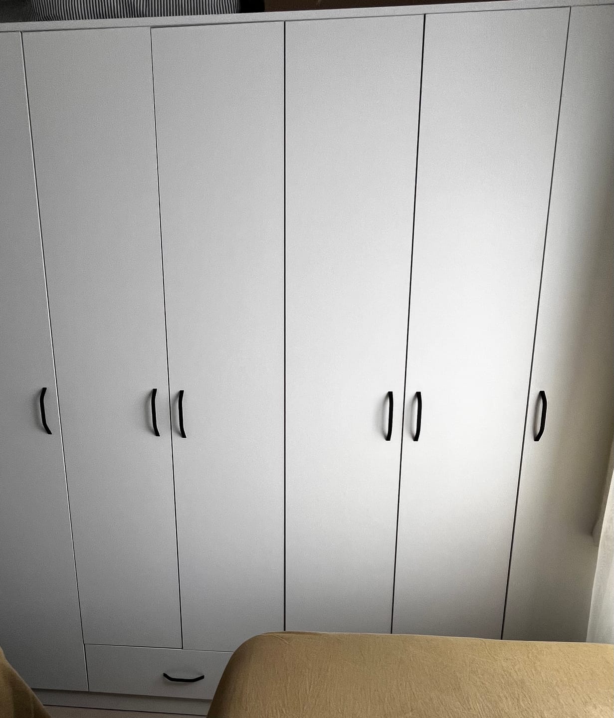 Customer photo review of Rani BA134 Geniş Gardırop Elbise Dolabı 6 Kapaklı 2 Çekmeceli 14 Raflı 2 Askılı Beyaz