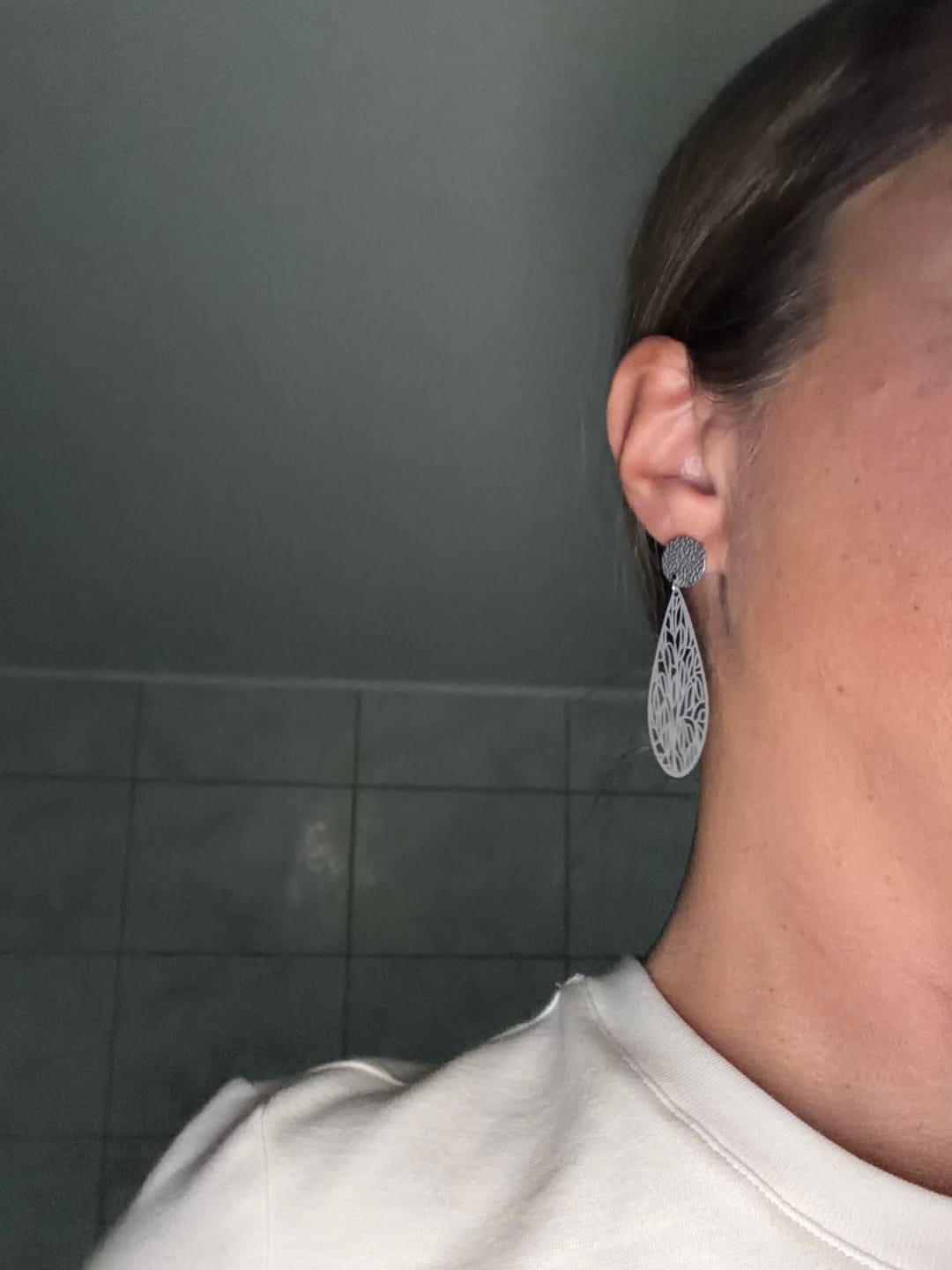 Customer photo review of Ohrring Larissa Light Grey / hell grau
