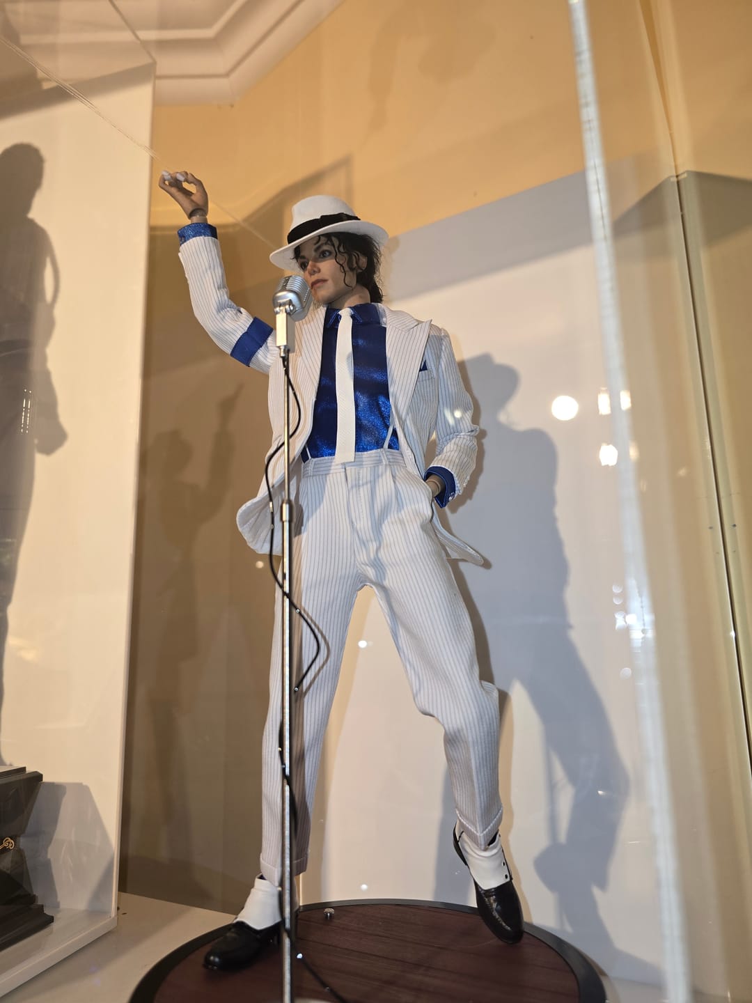 Customer photo review of MJ - Smooth Criminal 1/6 Collectible Figure