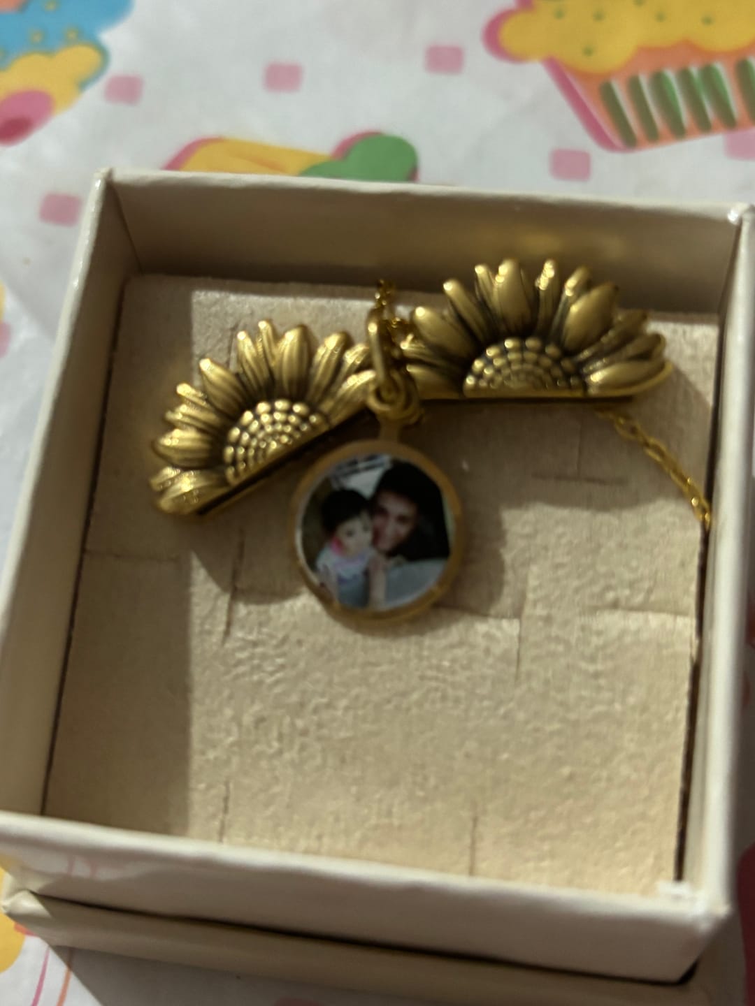 Customer photo review of Collana Girasole Scrigno con Foto Personalizzata