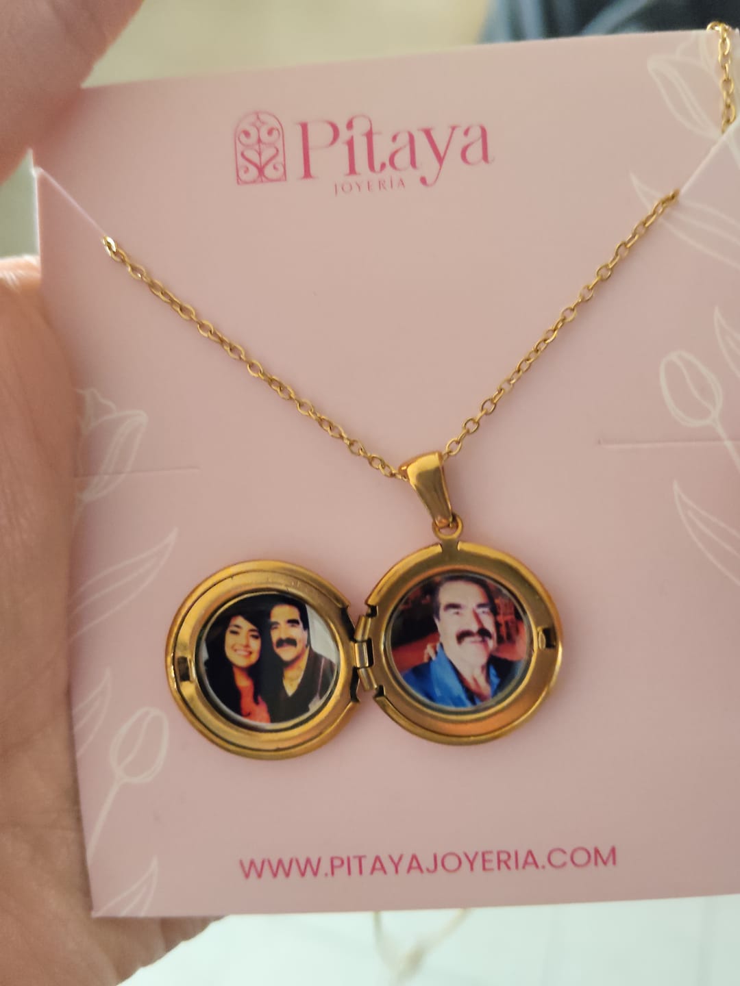Customer photo review of Relicario Redondo Personalizado Foto a Color
