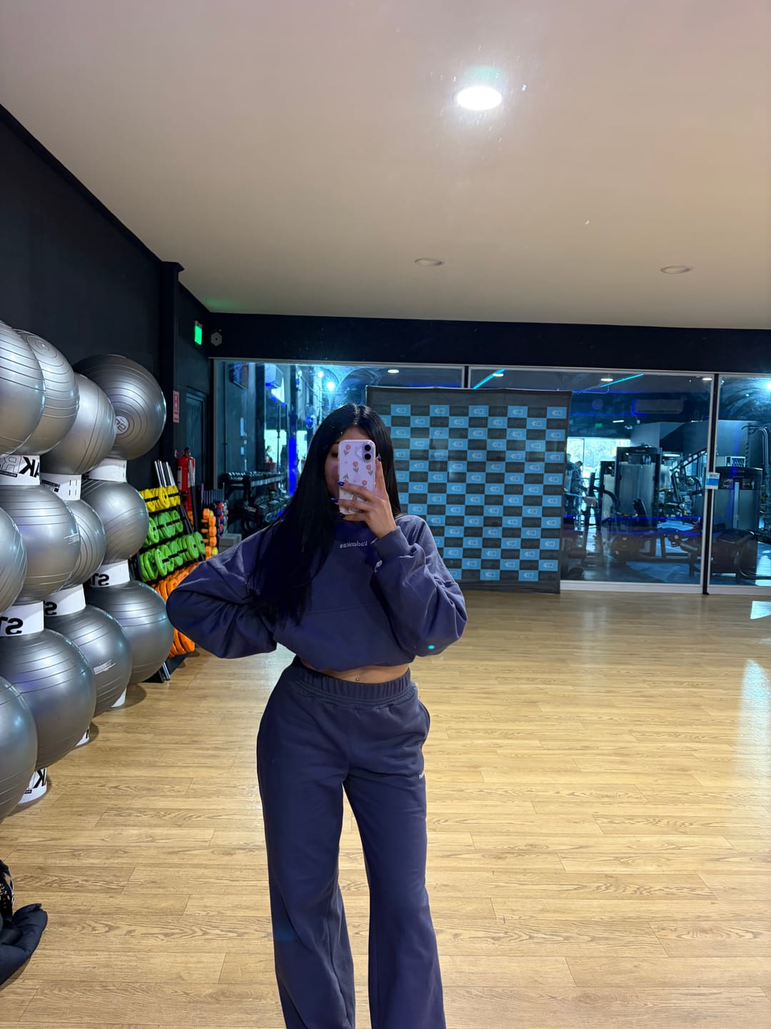 Customer photo review of POLERÓN HOODIE GRIS - OVERSIZE CON GORRO LOGO BORDADO