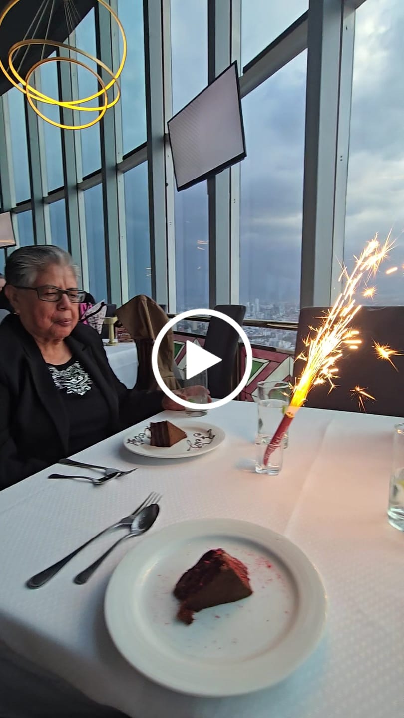 Customer video review of Menú Golden