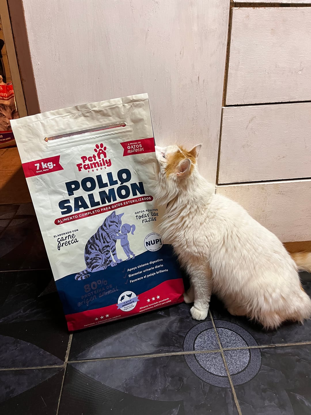 Customer photo review of PetFamily Foods Gato Pollo-Salmón