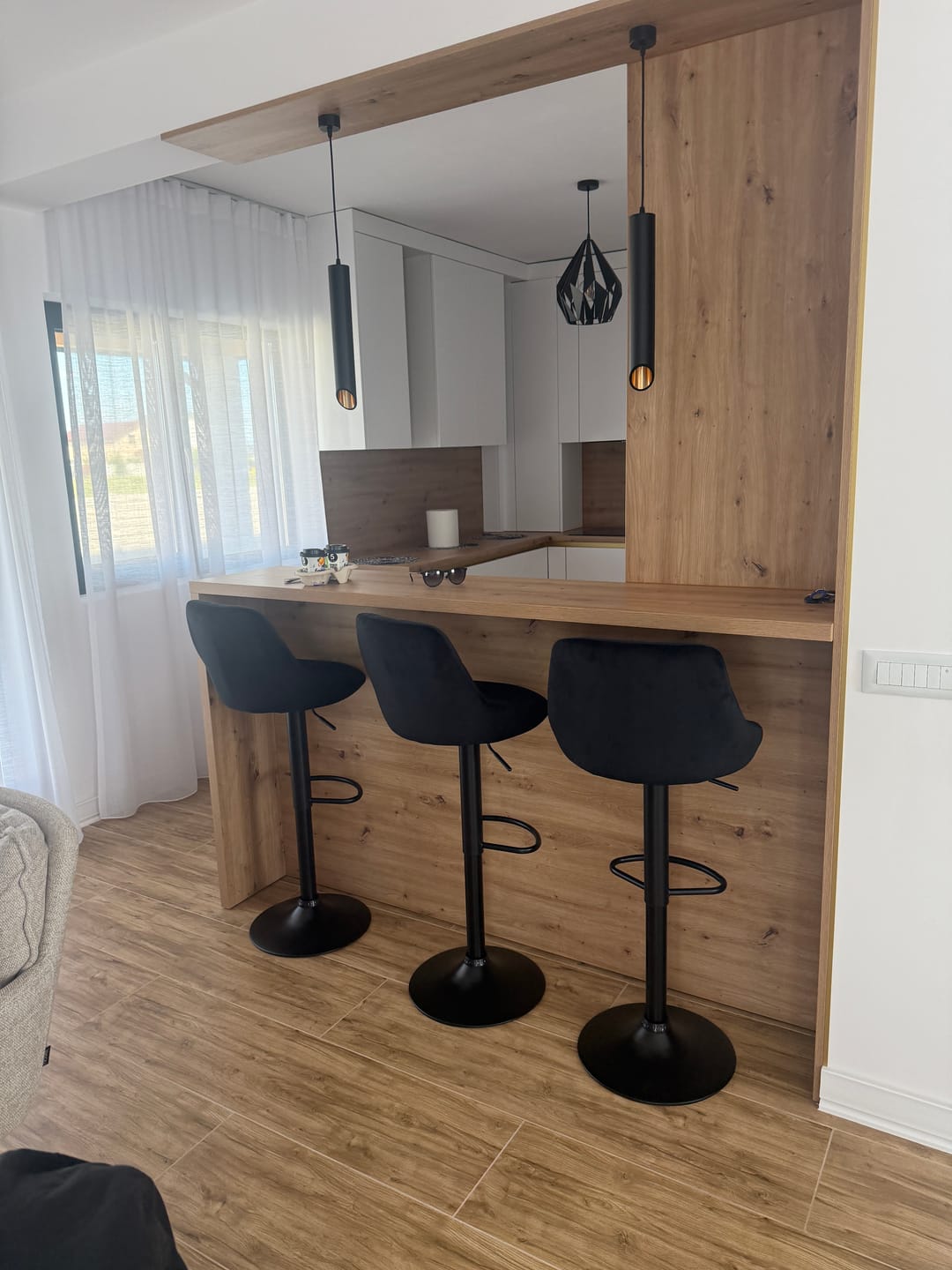 Customer photo review of Scaun de bar rotativ H101, negru, stofa catifelata/otel, 47x45x84/106 cm