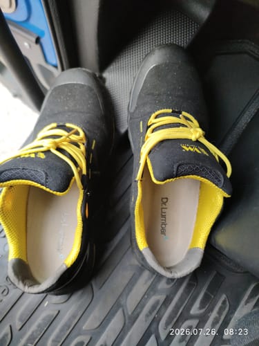 Customer's Ortopéd Pro Talpbetét shown inside a pair of black and yellow shoes on a car floor mat.