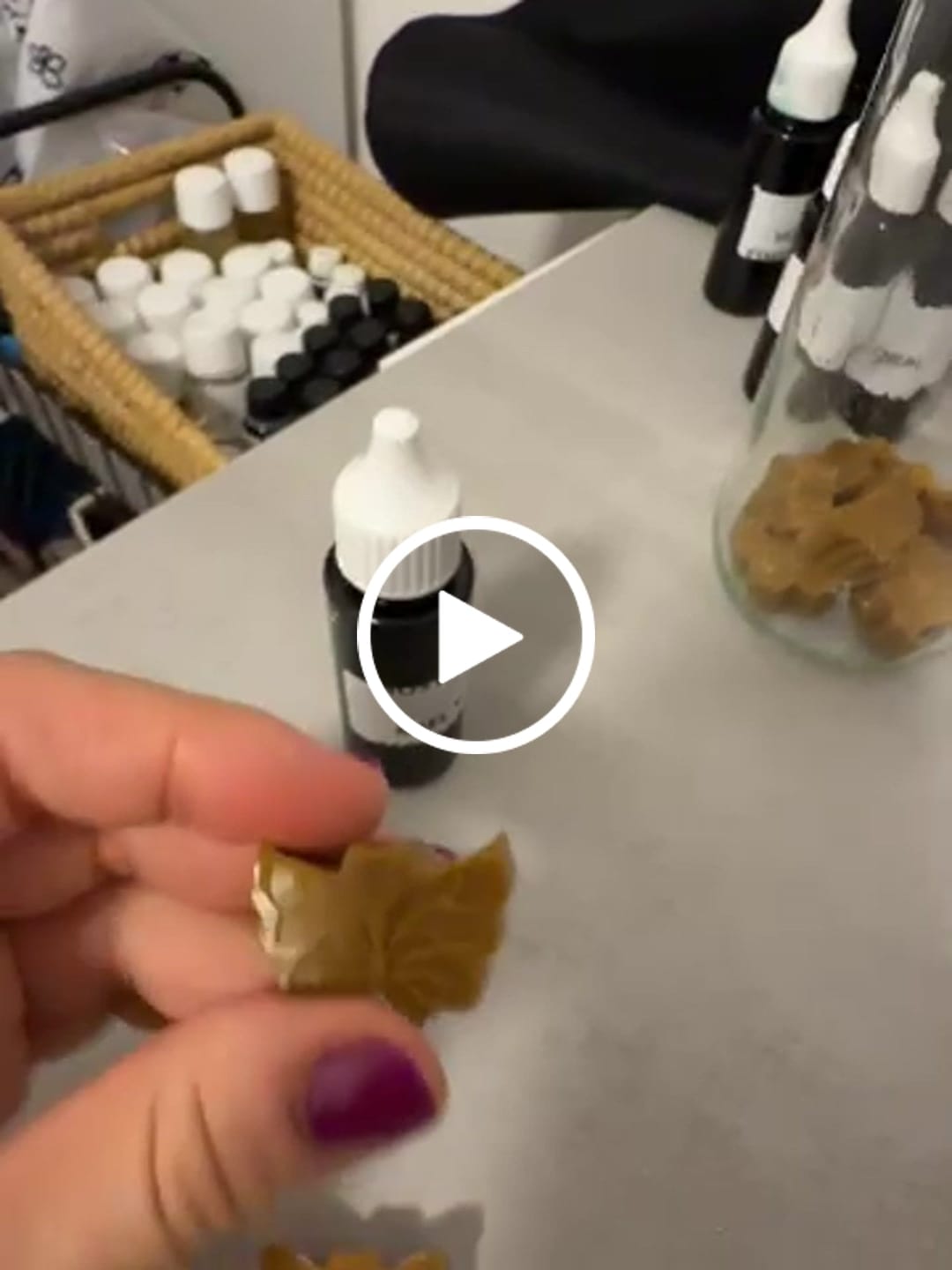 Customer video review of Colorante líquido para velas MIEL Y MOSTAZA