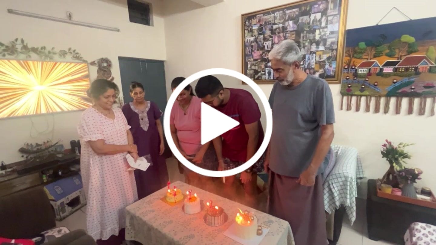 Customer video review of Customized Flower Cake