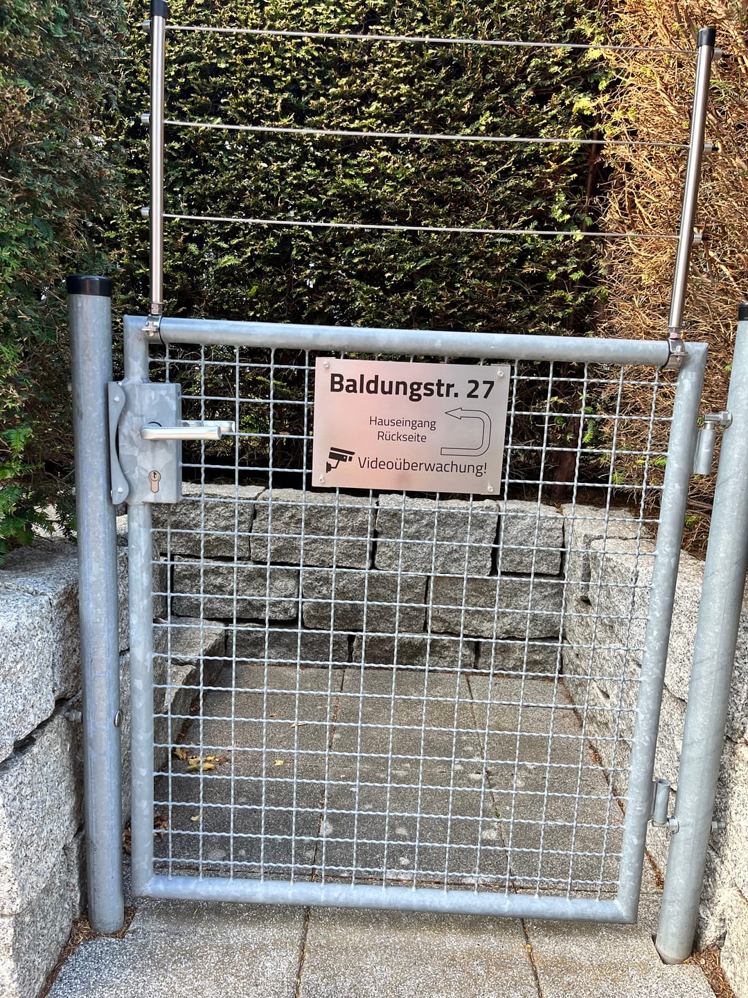 Customer photo review of Personalisiertes V2A Edelstahl Schild – gebürstet, 1,5 mm, mit Lasergravur oder UV-Druck für Firma, Praxis, Haus & Eingang