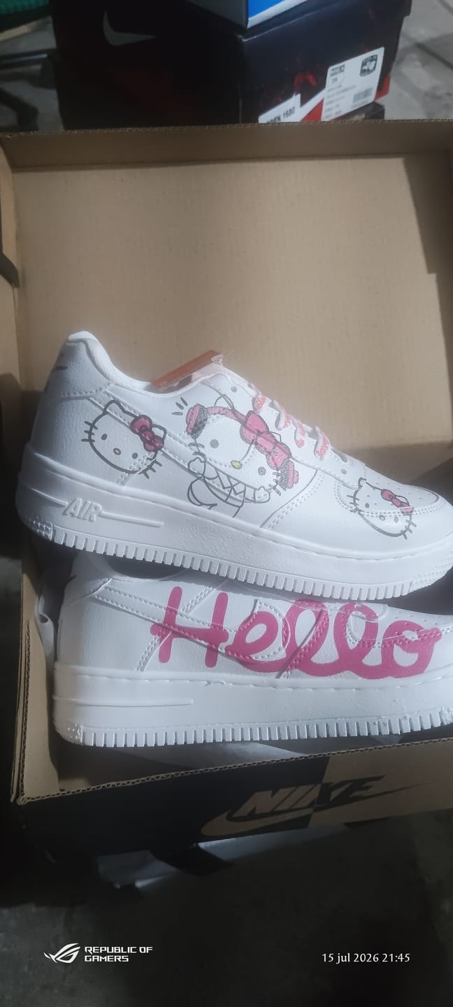 Customer photo review of Tenis Hello Kitty Blanco Negro Rosa