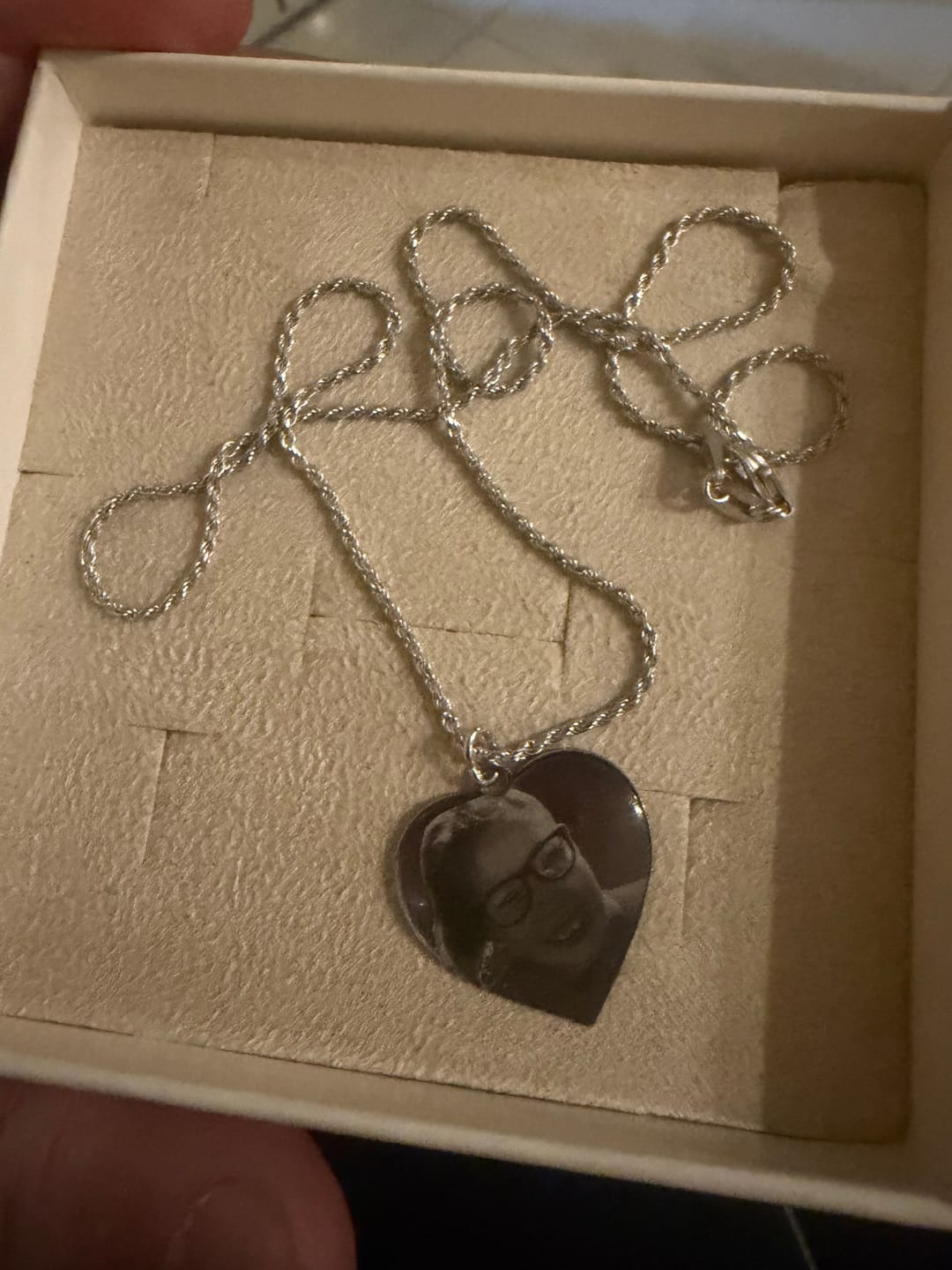 Customer photo review of Collana Foto Incisa Personalizzata Cuore Maglia Corda