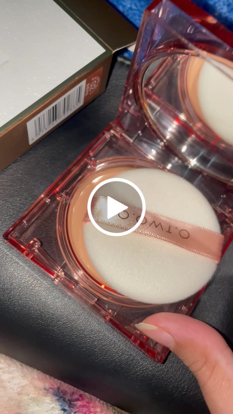 Customer video review of O.TWO.O SMOOTH MIST MIRROR LOCKING POWDER