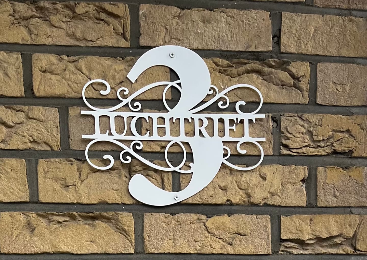 Customer photo review of Hausnummer-Türschild Ornamental Style mit Familiennamen (personalisierbar)