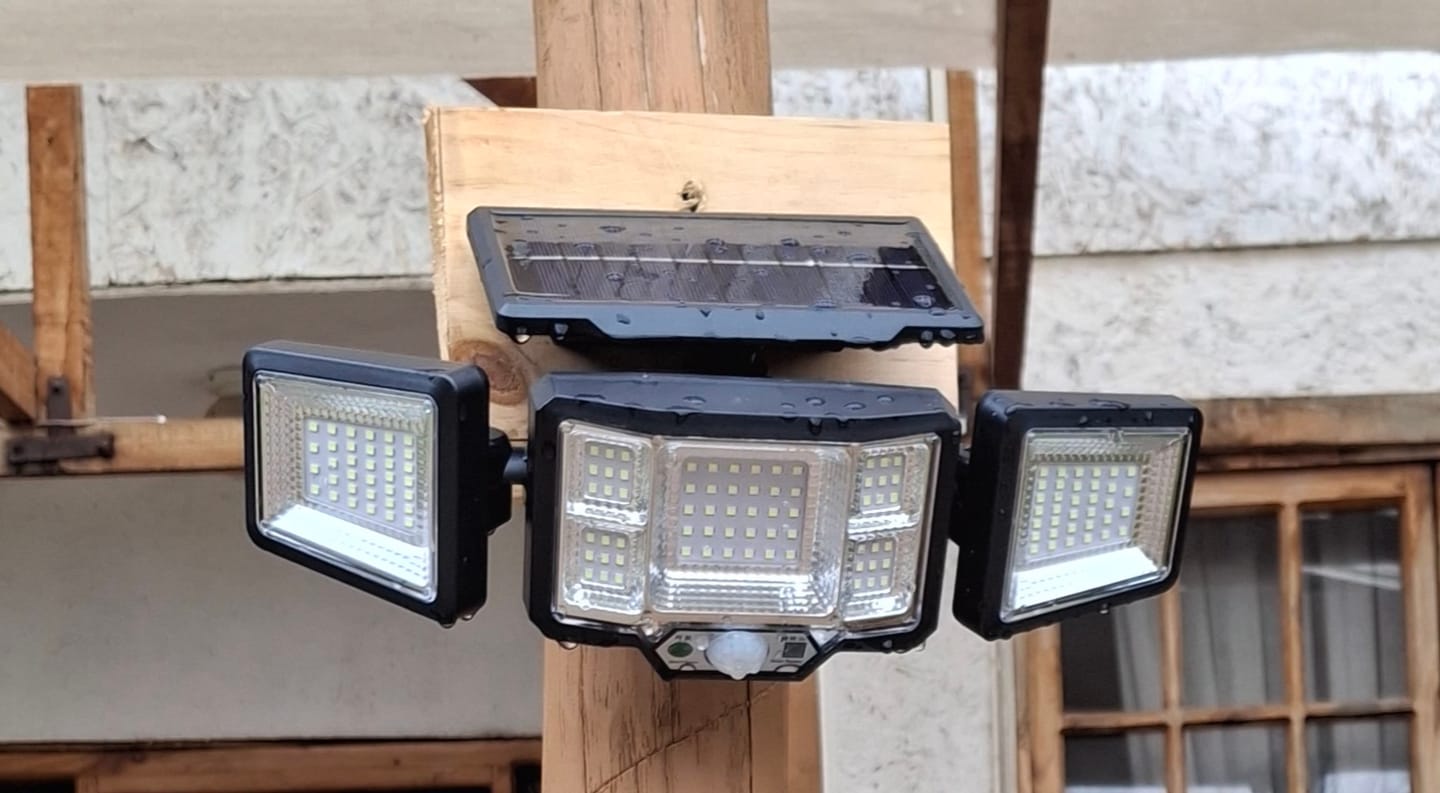 Customer photo review of Apliqué Solar Max - 120W / 3 Focos / Luz Fría / IP65