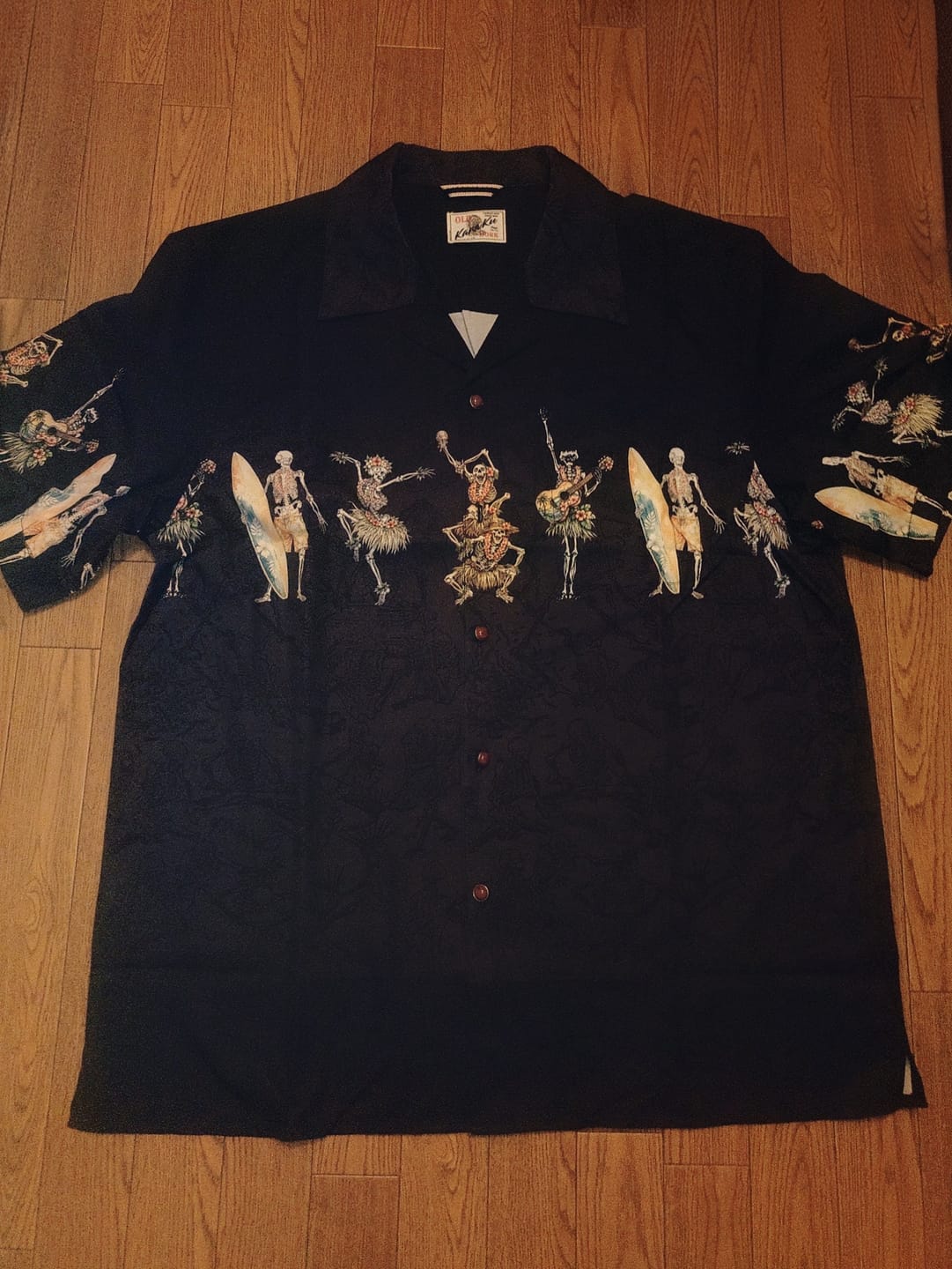 Customer photo review of レッドアゲート調ボタン付き　「骸骨たちのサマーホリデー」総柄アロハシャツ