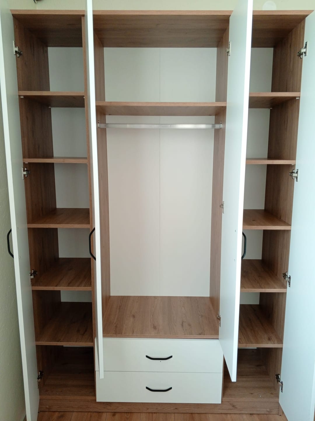Customer photo review of Rani BA112 Geniş Gardırop Elbise Dolabı 4 Kapaklı 2 Çekmeceli 13 Raflı 1 Askılı Sepet Ceviz - Beyaz