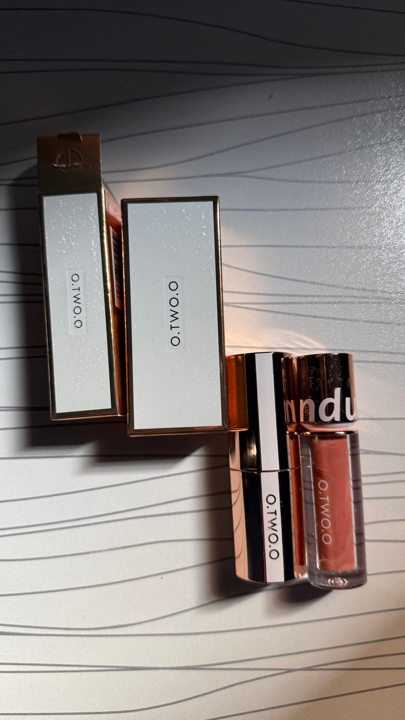 Customer photo review of O.TWO.O ULTRA STAY LOLEPOP LIPSTICK