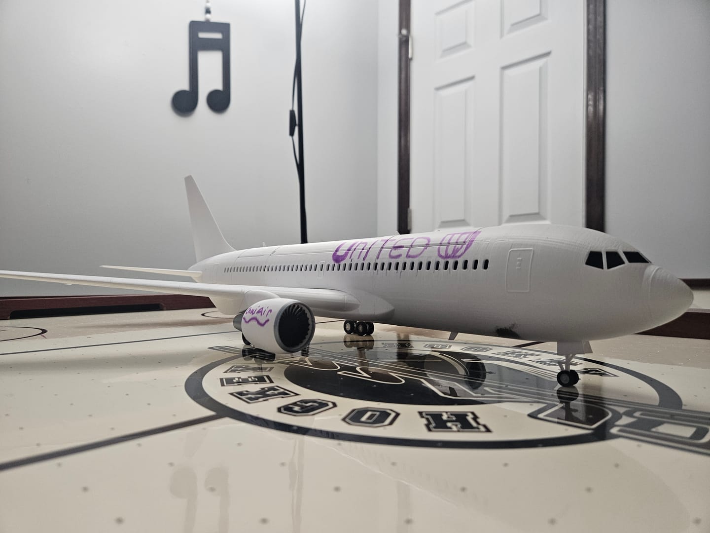 Customer photo review of 767-200 style aircraft model (1/80 scale)