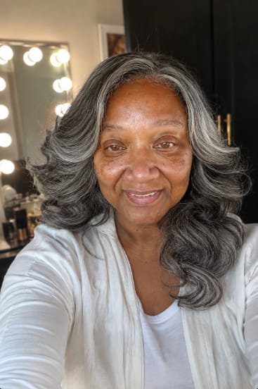 Customer photo review of Luvwin 5x5 Closure Salt & Pepper Loose Wave Glueless Bob Wig