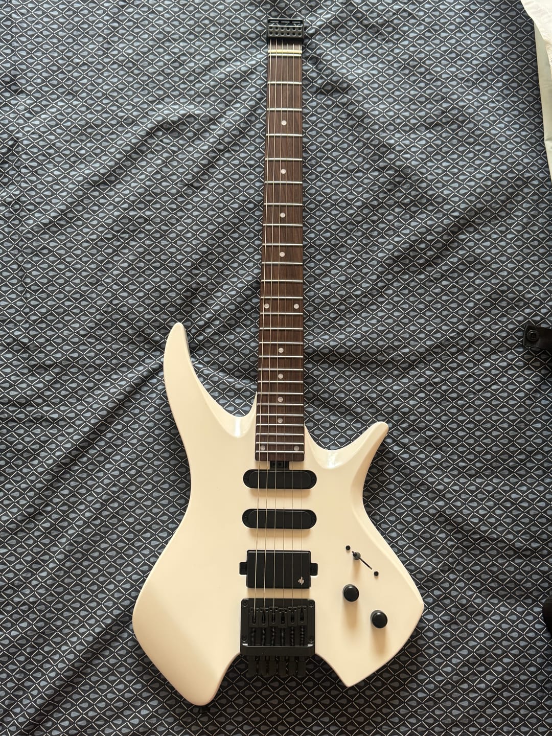 Customer photo review of Donner HLX-500 Guitare Électrique Moderne Sans Tête【ancienne réf. NHL-500】