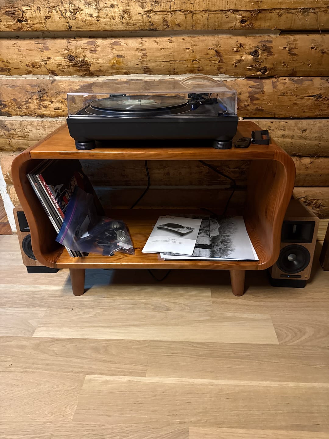 Customer photo review of Ashdeco Solid Wood Record Player Stand – Mid-Century Modern Turntable Console