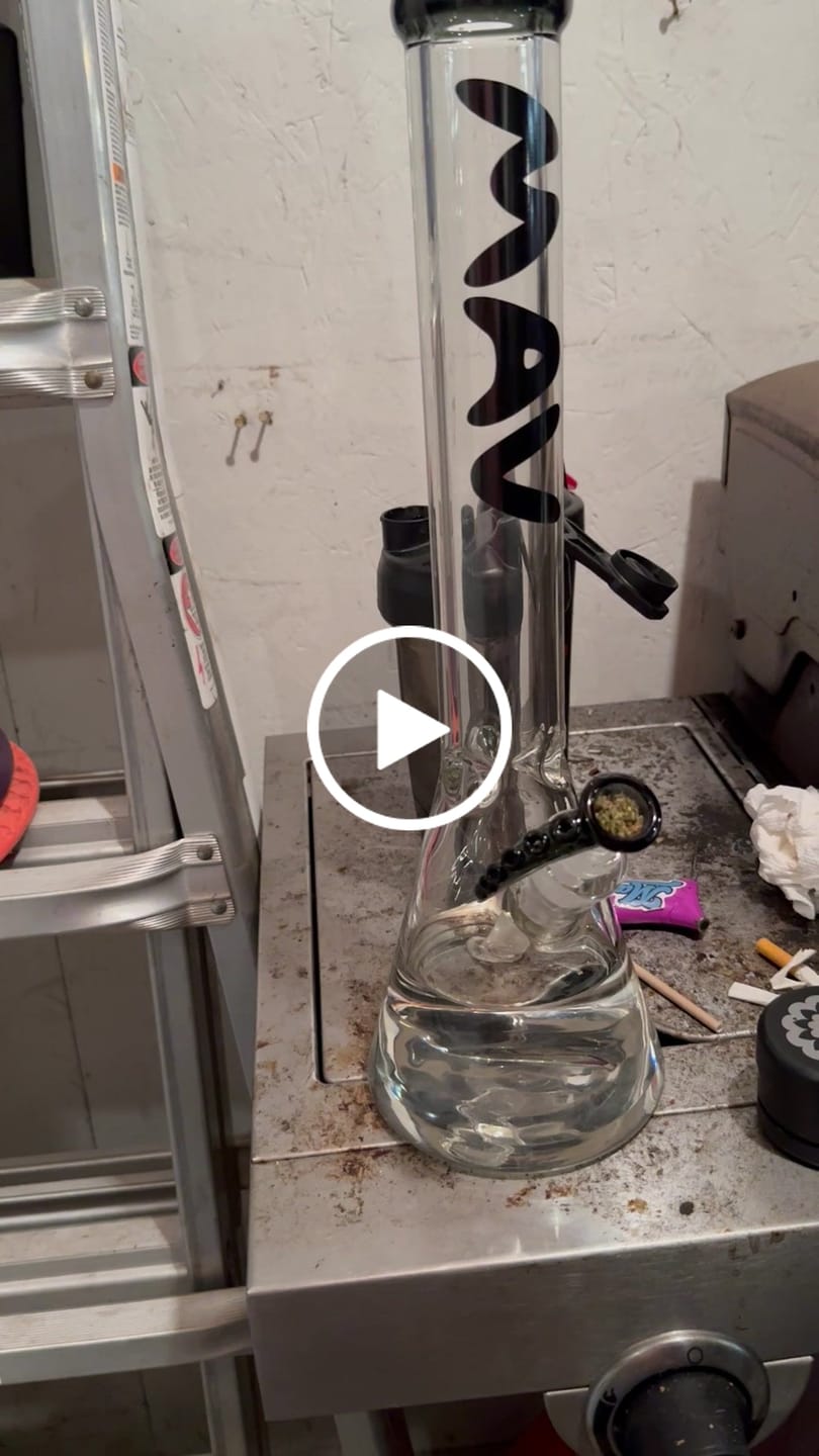 Customer video review of 18" x 9mm Classic Beaker Bong