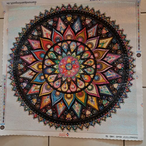 Kundenbild des Diamond Painting Aurora Borealis Mandalas auf der Leinwand, komplett mit glitzernden Steinchen besetzt.