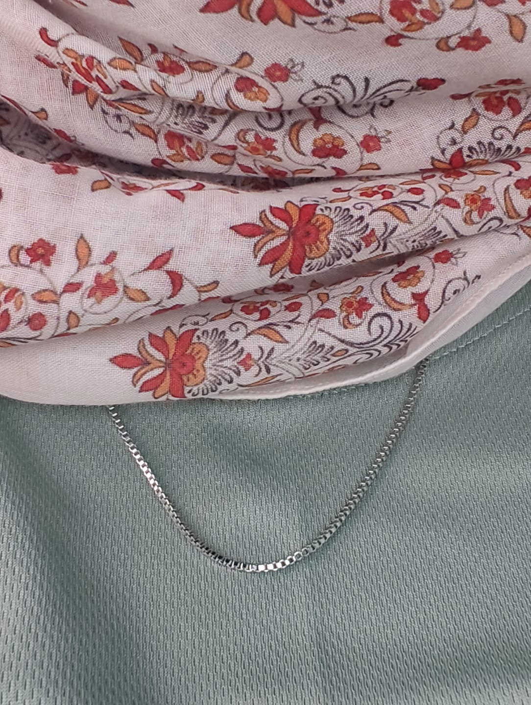 Customer photo review of Zeia Box Chain