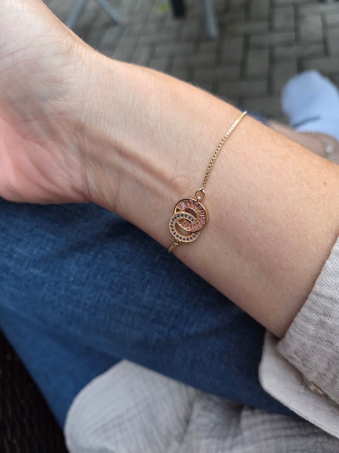 Customer photo review of Geburtssteinarmband mit zwei verbundenen Ringen