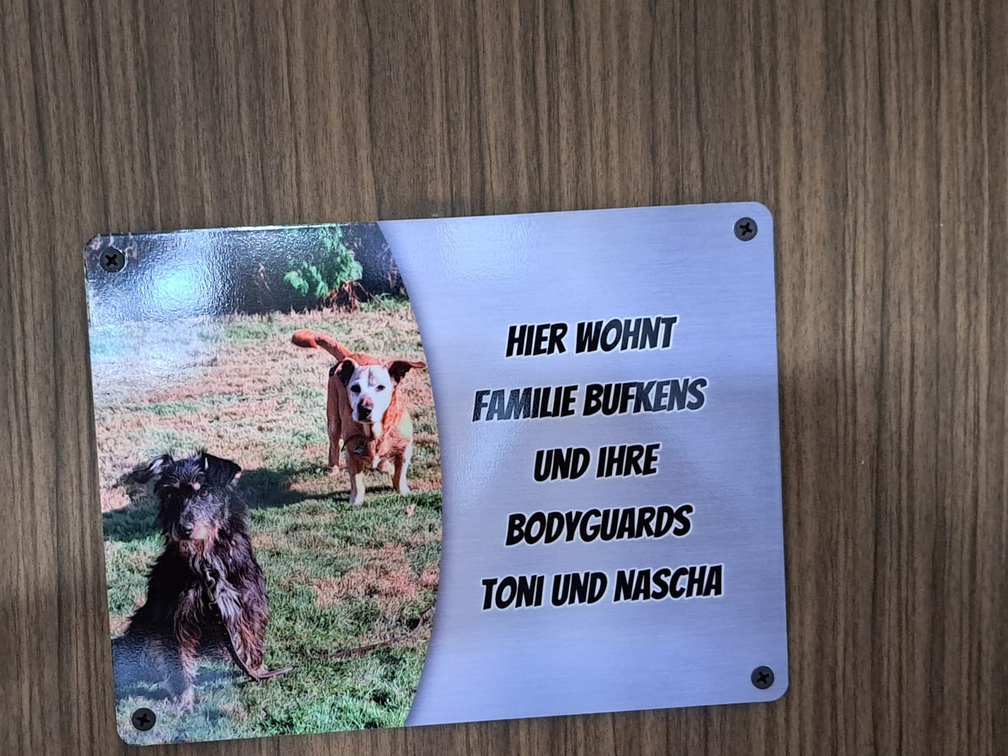 Customer photo review of Hunde-Türschild personalisiert mit Foto & Text (UV- und wetterfest)