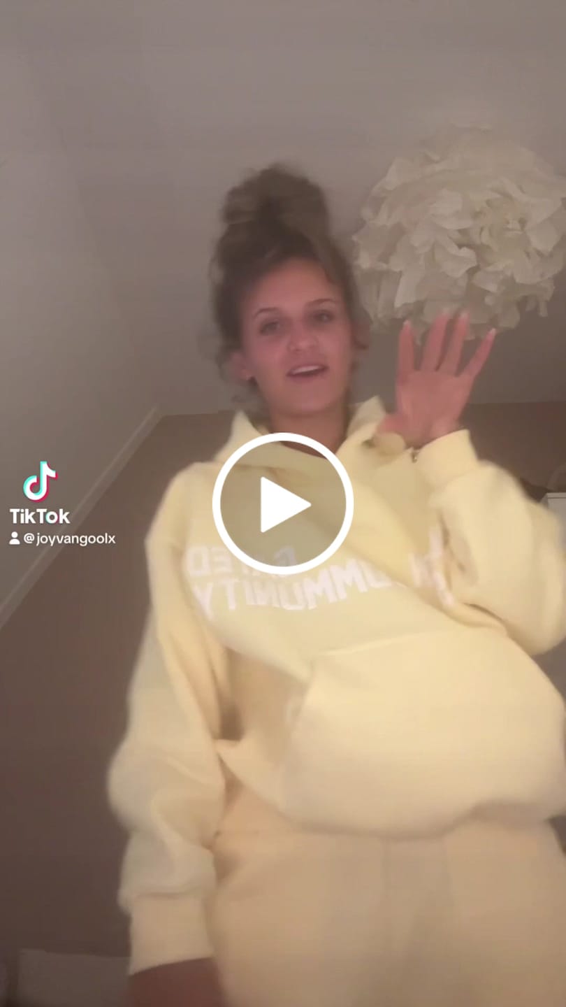 Customer video review of GATED COMMUNITY HOODIE BUTTER YELLOW