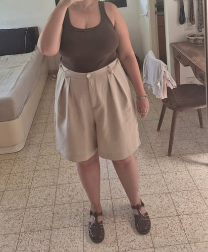Customer's מכנסי ברק - בז' wearing beige shorts with a high waist, paired with a brown tank top.