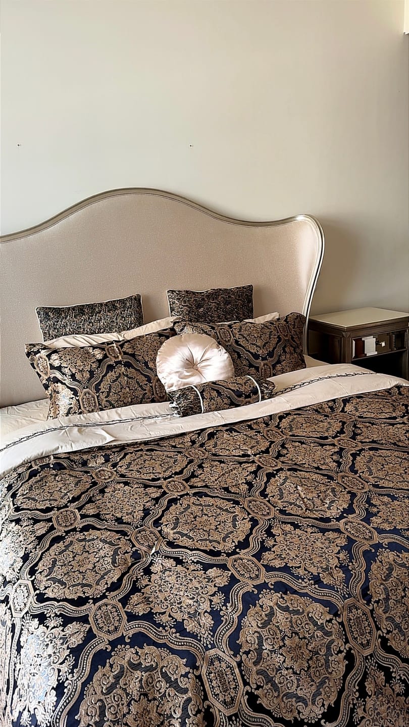 Customer photo review of Harley Jacquard Microfiber Comforter set Super king 13 Pieces Black