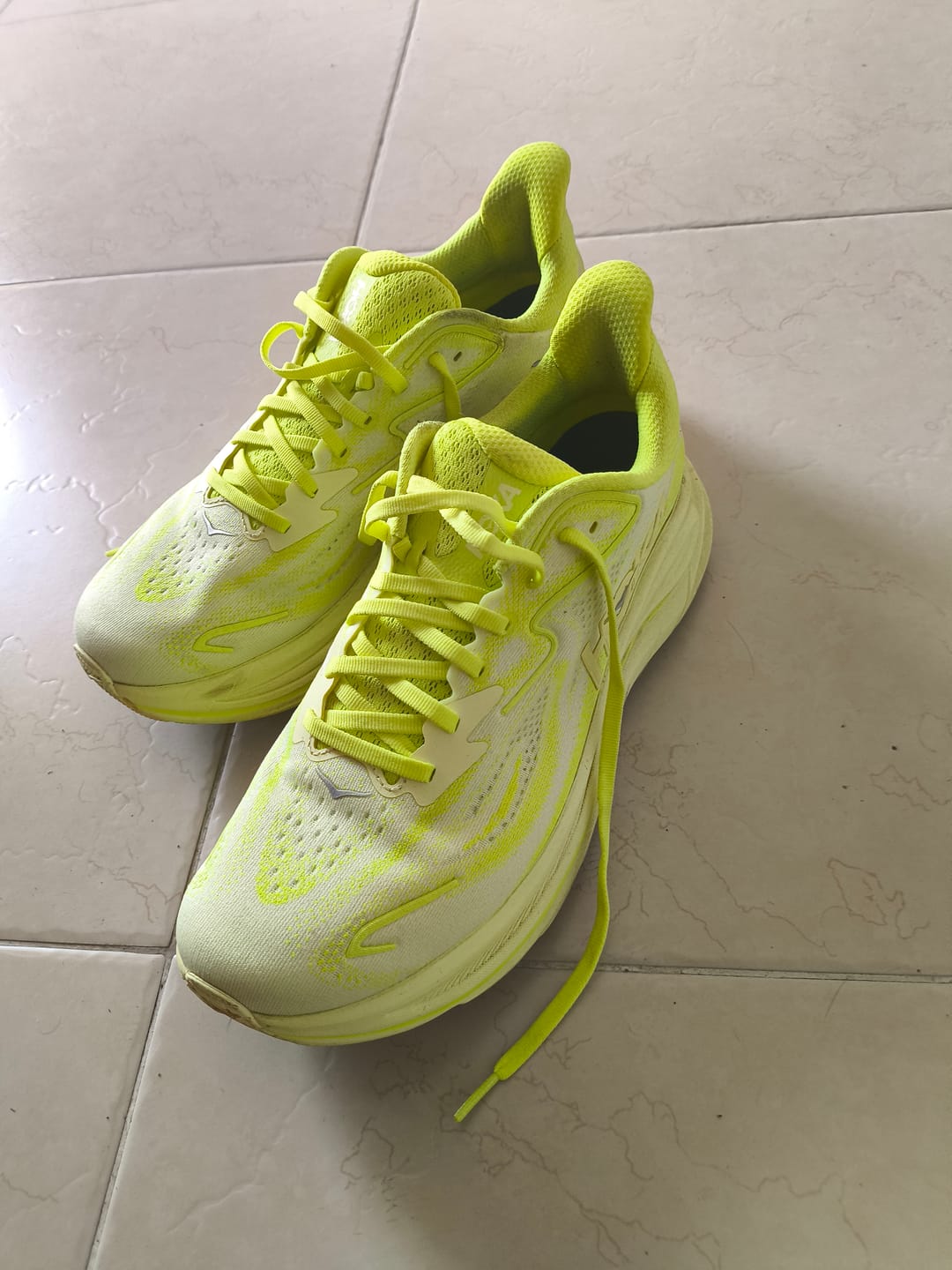 Customer photo review of Hoka Clifton 10 Hombre Neon Citrus Sunlight