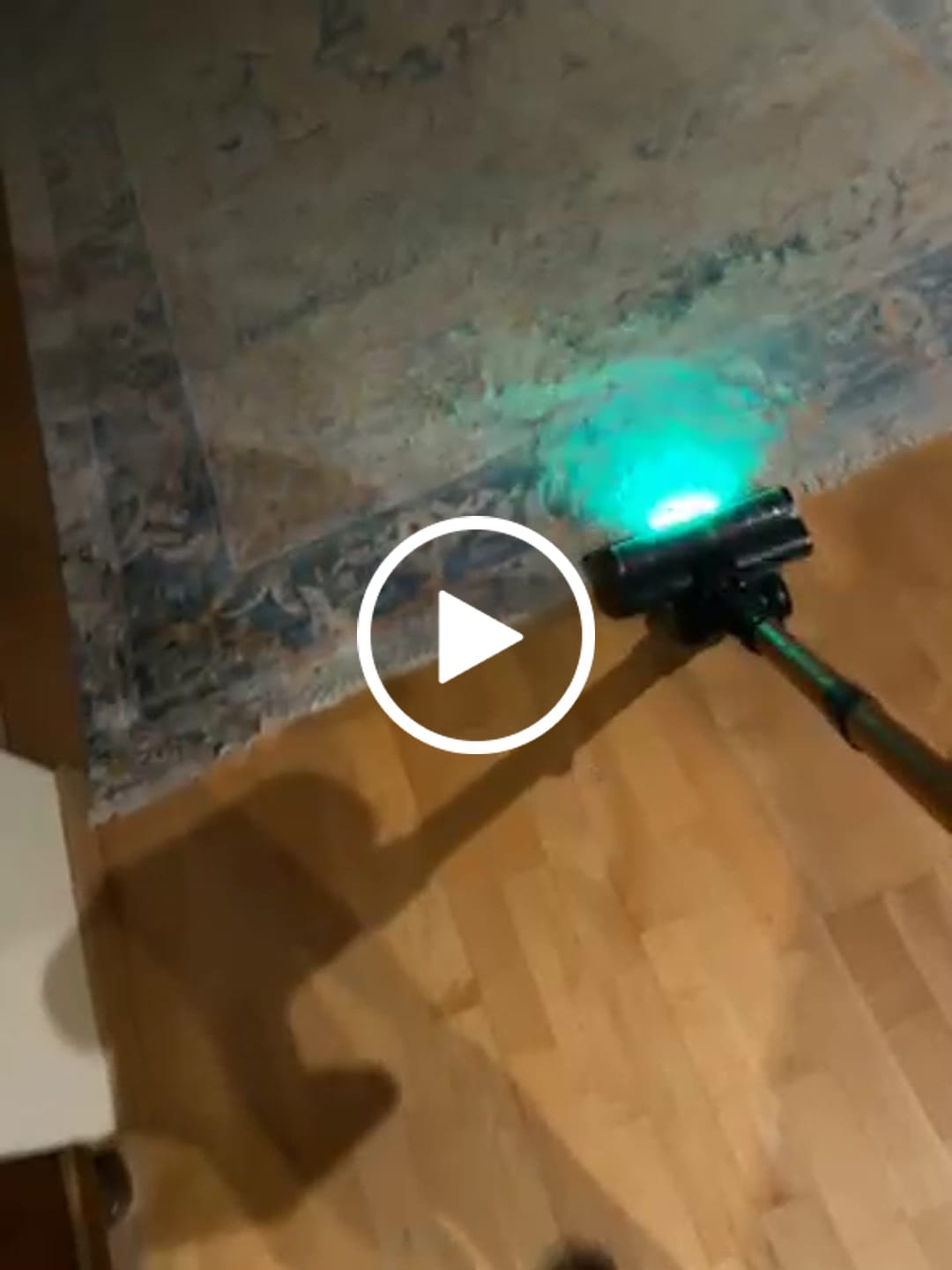 Customer video review of Ultra-starker Akku-Staubsauger mit automatischer Stauberkennung / Bis zu 60 Minuten Laufzeit / Beutelloser Staubsauger für Teppiche, Hartböden & Tierhaare 600 W