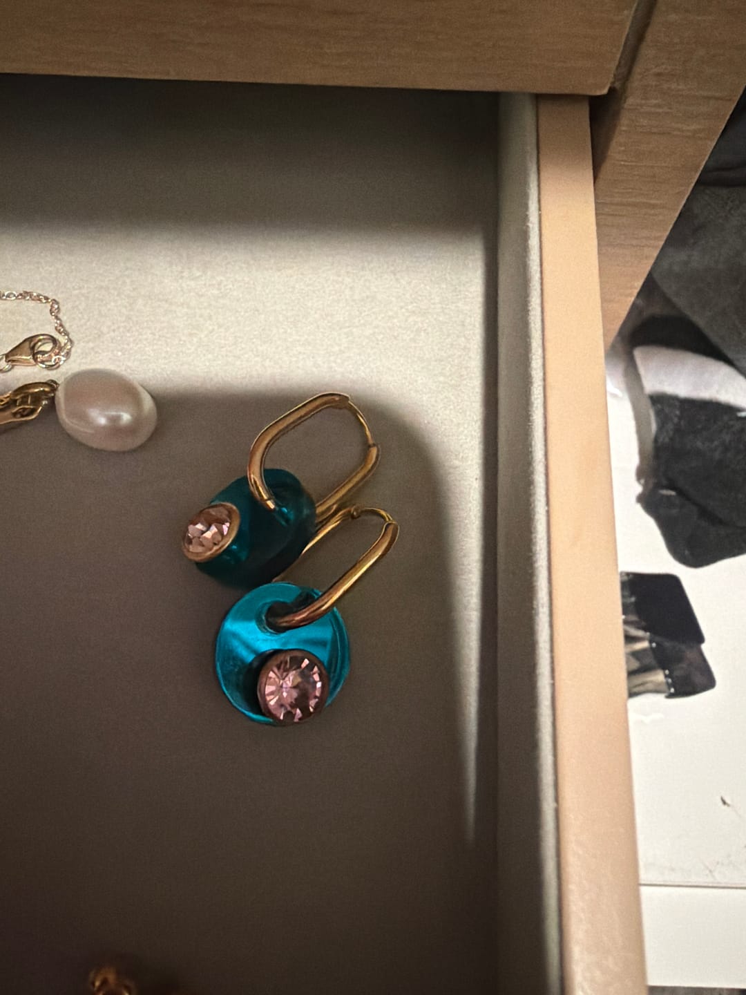 Customer photo review of Deco Glam Medallion Oval Hoops