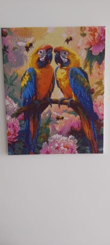 Kunden-Diamond-Painting Papageien und Blumen in leuchtenden Farben auf weißem Hintergrund.
