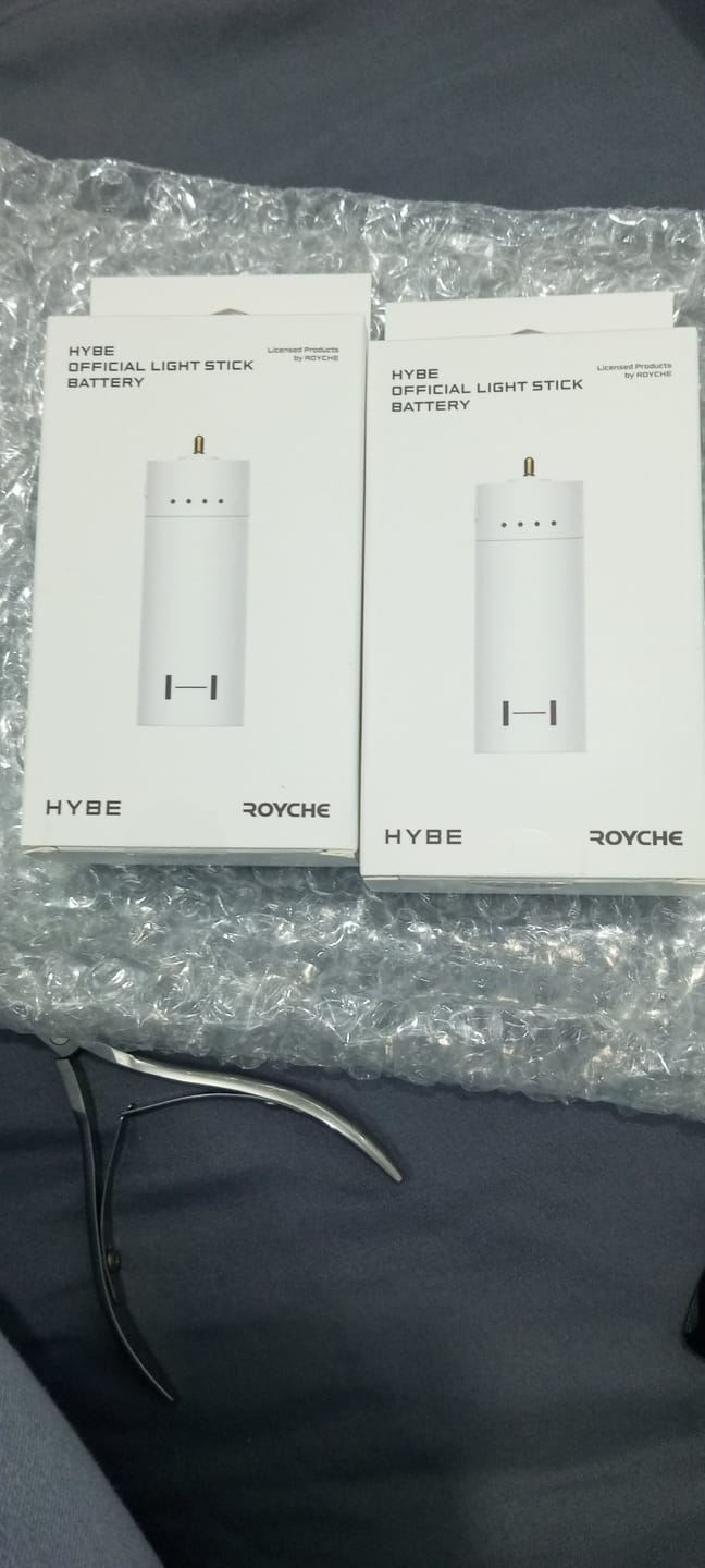Customer photo review of HYBE OFFICIAL LIGHT STICK BATTERY
