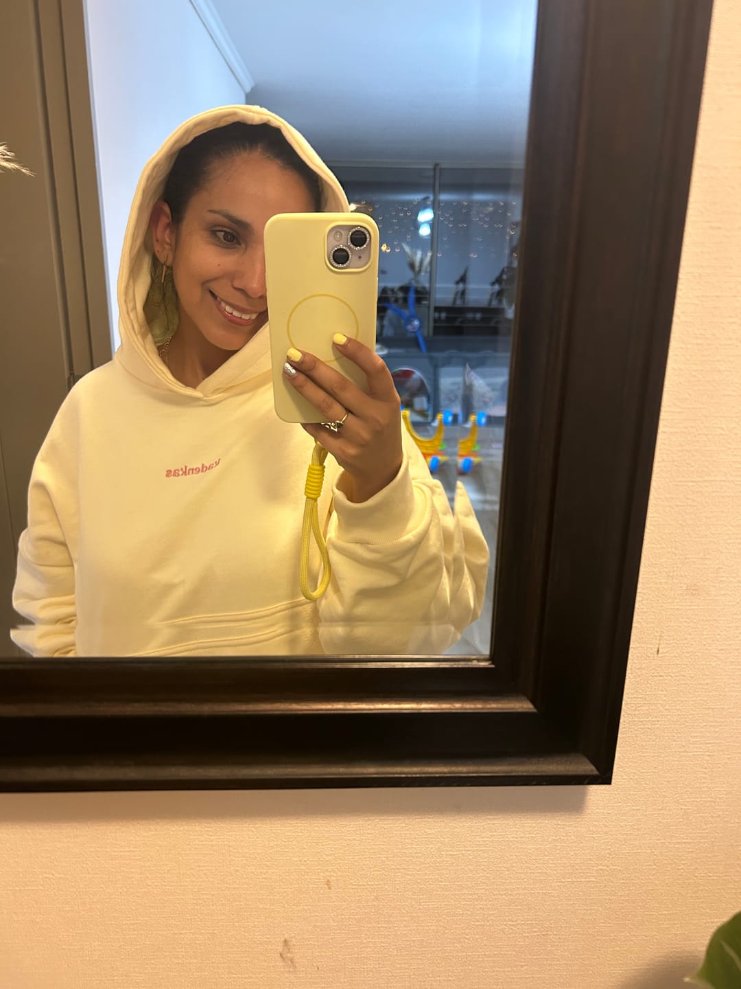 Customer photo review of POLERÓN HOODIE MANTEQUILLA - OVERSIZE CON GORRO LOGO Y ESPALDA BORDADO