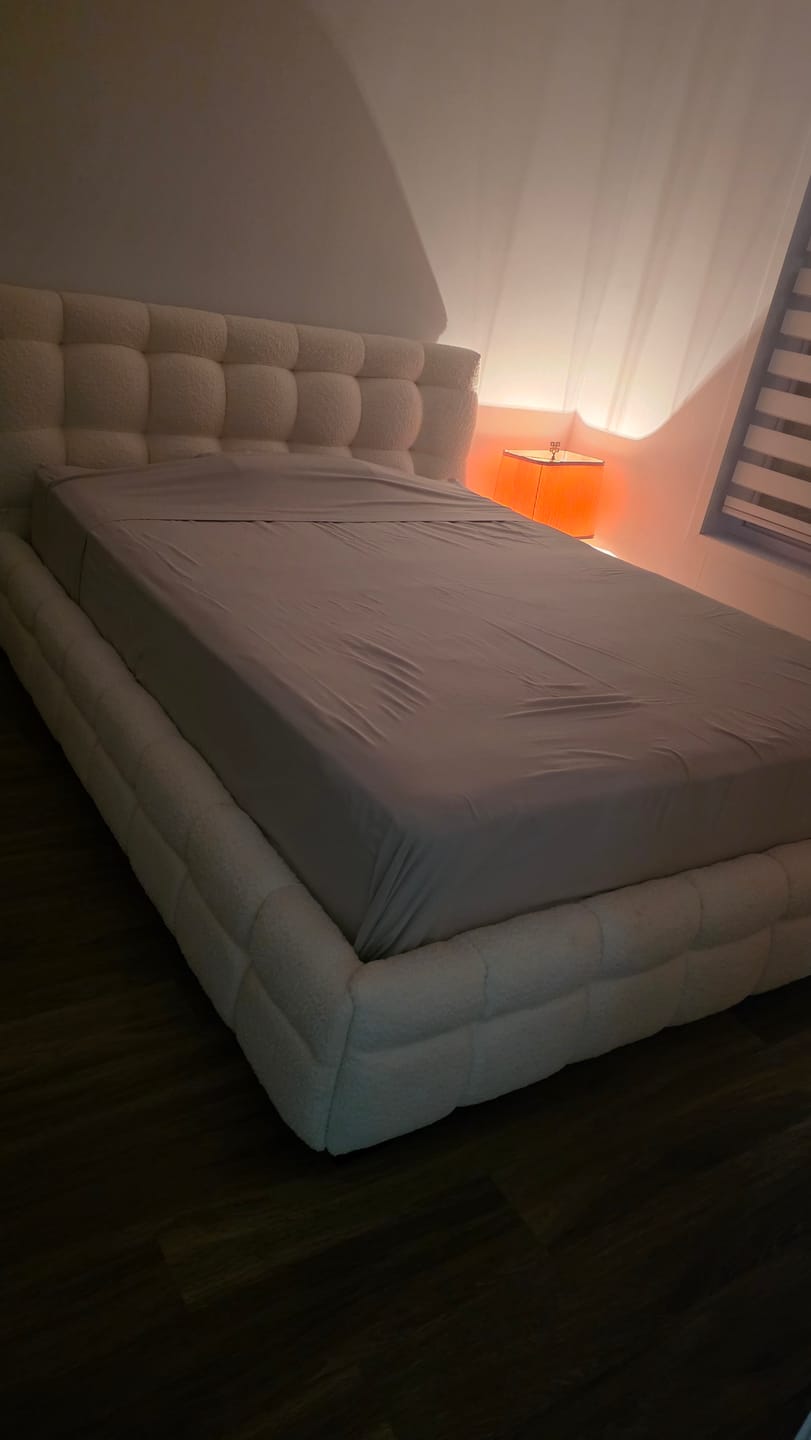 Customer photo review of LARKA - Base de lit rembourrée tissu bouclé blanc