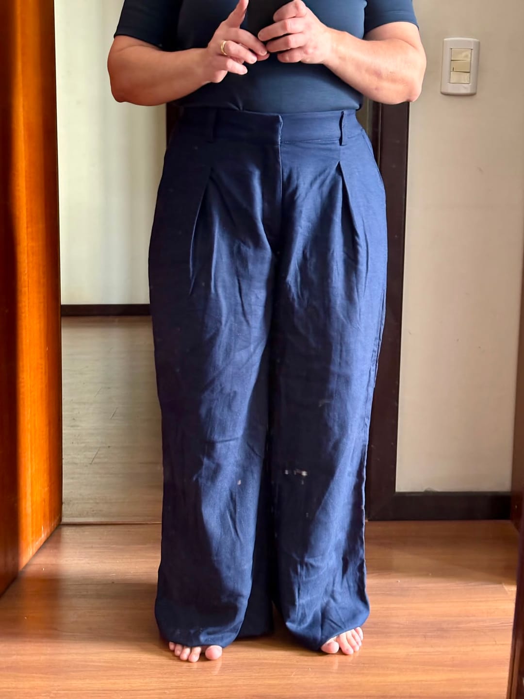 Customer photo review of Calça Pantalona Graviola Azul Escuro